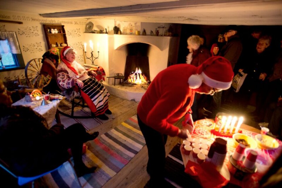 I en stuga är det riktig julstämning. Där berättar Elin Fredriksson om hur julen firades förr, med allt som hörde till - inte minst lutfisken.