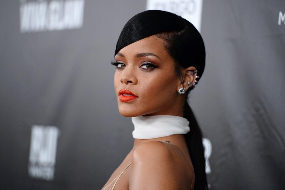 Popstjärnan Rihannas liv är föremål för en kommande dokumentärfilm regisserad av Peter Berg, skriver Deadline. Berg, som tidigare regisserat Rihanna i actionfilmen \"Battleship\", vill bjuda på en \"ofiltrerad inblick i Rihannas liv\" och säger att filme