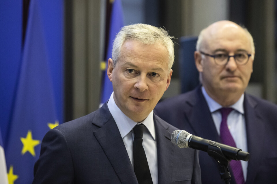 Frankrikes finansminister Bruno Le Maire (till vänster) och EU:s handelskommissionär Phil Hogan (till höger) håller pressträff efter ett möte i Paris