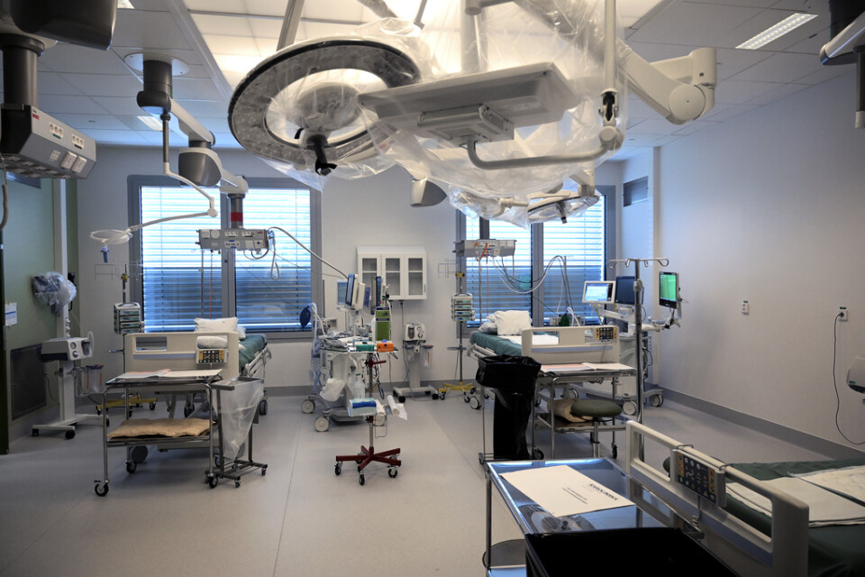 Den nya tillbyggnaden på Karolinska Universitetssjukhuset i Huddinge har 23 operationssalar. Planen var att de nya operationssalarna skulle tas i bruk under april 2020. Med anledning av växande antalet patienter med covid-19 som behöver intensivvård gör Karolinska dessa icke driftsatta salar till tillfälliga intensivvårdsplatser.