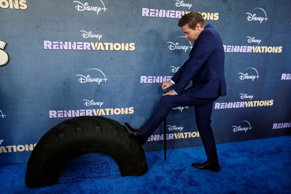 Jeremy Renner behövde pausa efter att ha poserat för fotograferna på premiärminglet.