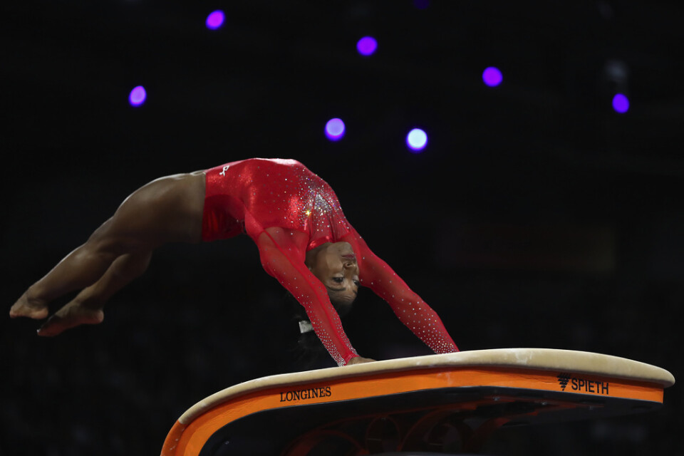Guldmedaljören Simone Biles, USA, under hoppfinalen på VM i artistisk gymnastik i tyska Stuttgart.