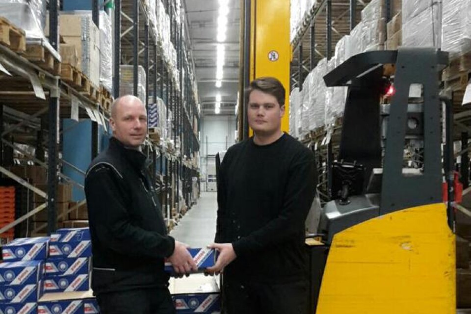 Philip Lönn, th, kör truck och plockar varor hos Alwex Lager & Logistik i Räppe. Produktionschef Lars-Olof Larsson är glad över kontakten de fick på Jobbmässan 2017.