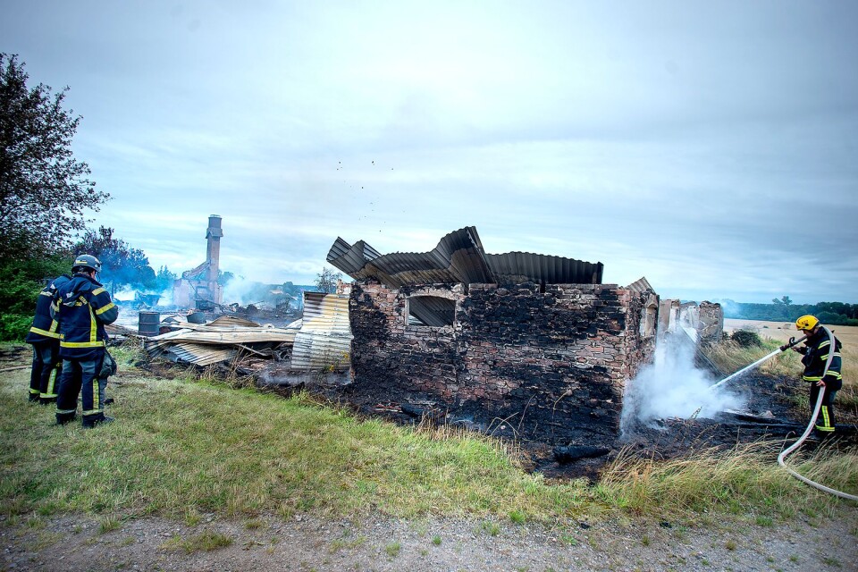 Räddningstjänsten jobbar med eftersläckning av bränderna i Nosaby.