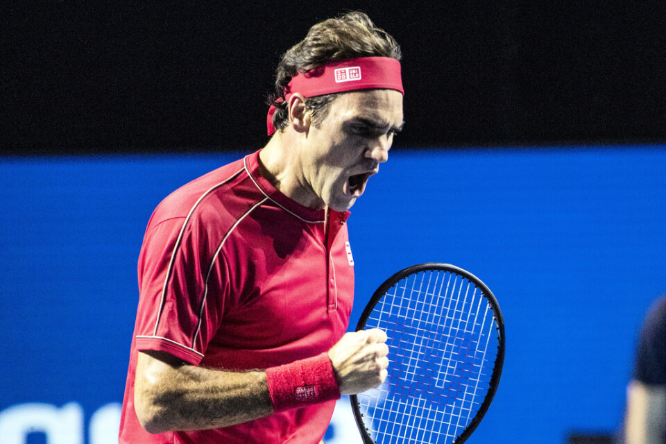 Roger Federer jublar efter att ha vunnit sin semifinal i Basel.
