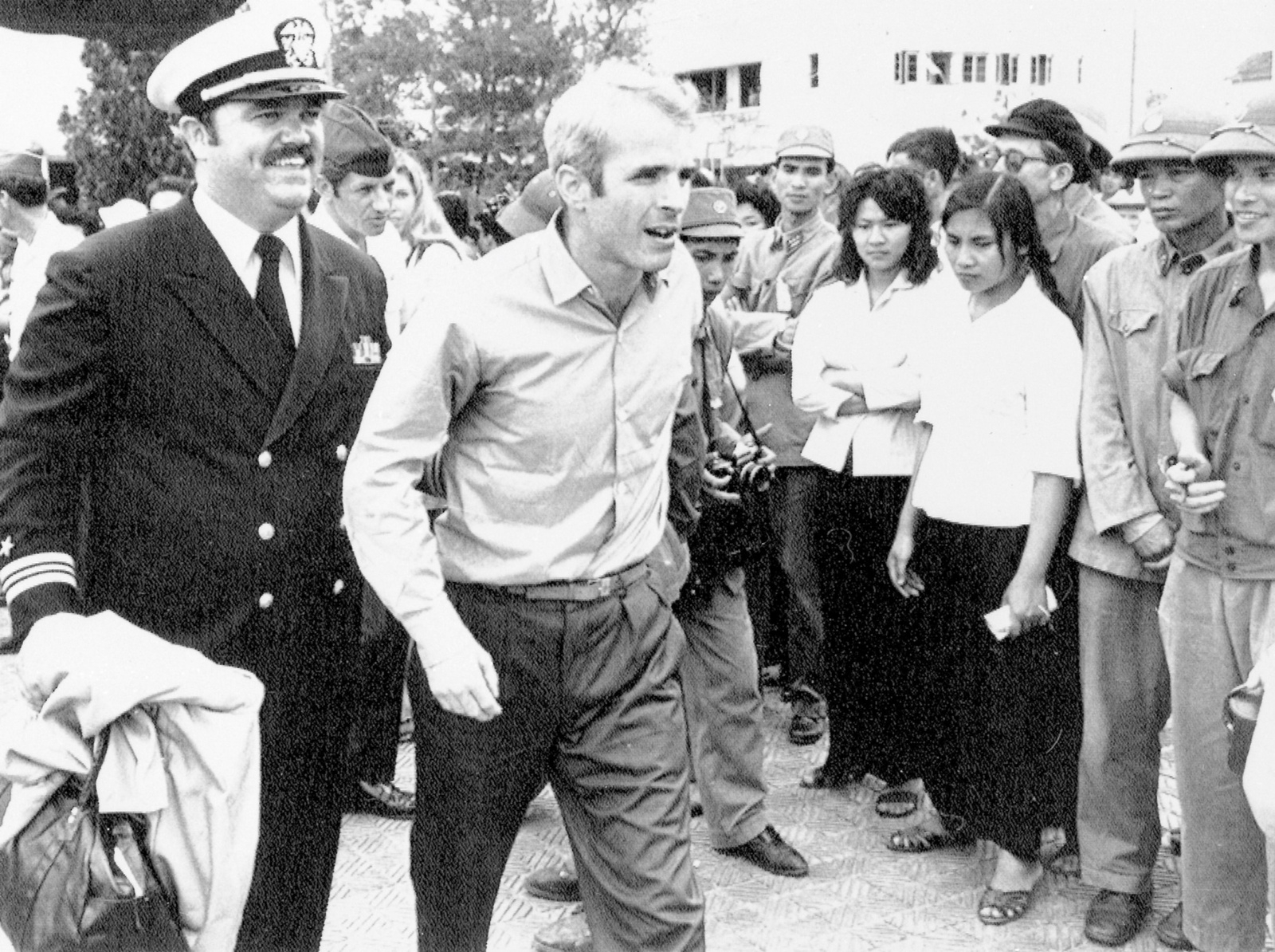 John McCain då han nyss frigivits från sin fångenskap i Vietnam 1973. 	Foto: AP Photo/Horst Faas, File/TT