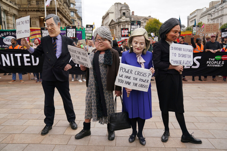 Demonstranter maskerade som Liz Truss (i blått) och hennes ministerkollegor på Victoria Square i Birmingham, utanför Konservativa partiets kongress.