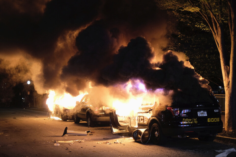Bilar sattes i brand i Atlanta i samband med de stora protesterna under fredagskvällen.