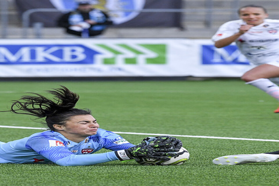 Rosengårds målvakt Zecira Musovic lägger vantarna på returen efter att ha räddat en straff under söndagens fotbollsmatch i damallsvenskan Rosengård och Göteborg.