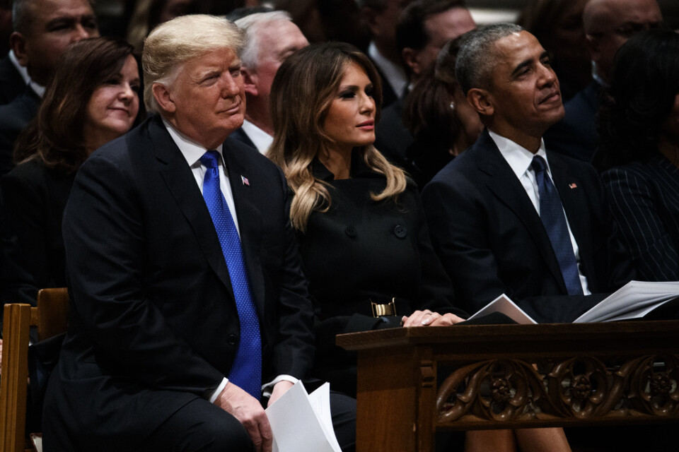 President Donald Trump, USA:s första dam Melania Trump och den tidigare presidenten Barack Obama vid den förra presidenten George|H|W Bushs begravning 2018.