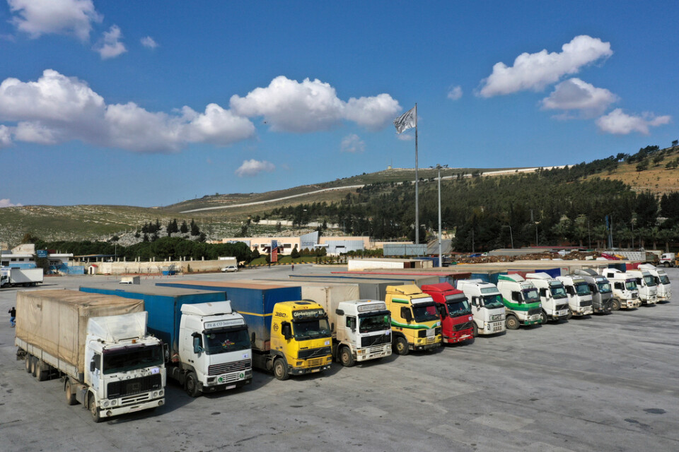 Lastbilar med FN-sändningar till Syrien väntar vid gränsövergången Bab al-Hawa. Arkivbild
