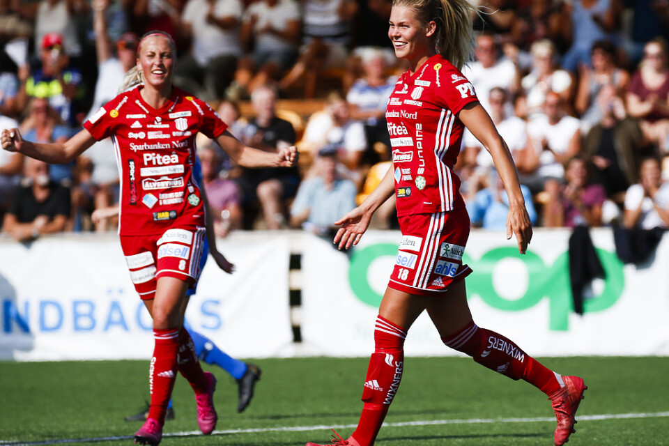 Nina Jakobsson i Piteå jublar efter sitt 1–1mål tillsammans med Julia Karlenäs i matchen mot Eskilstuna.