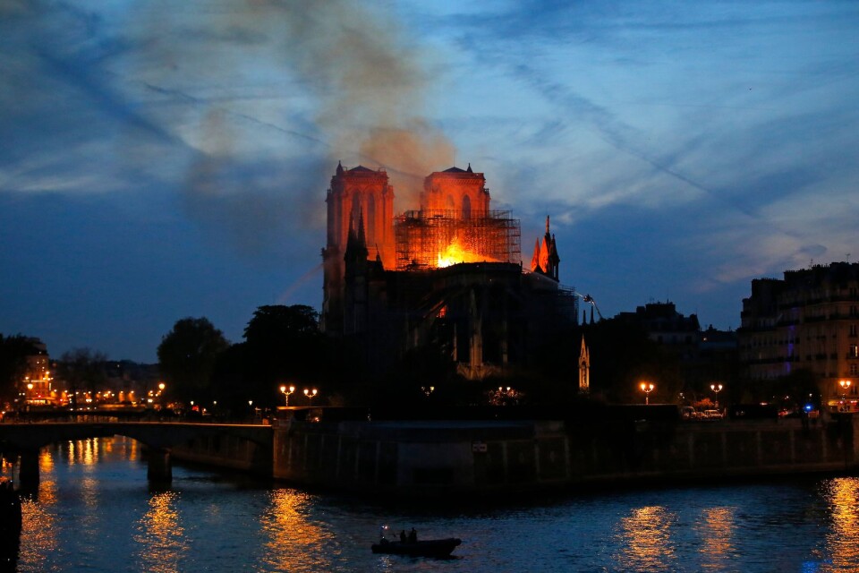 Brandmän försöker att släcka branden i Notre-Dame.