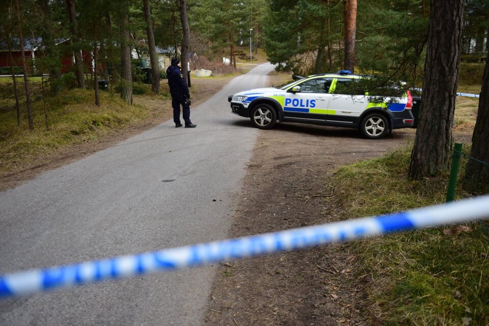 Fortfarande vid 8-tiden var polisen på plats vid adressen i Åhus.