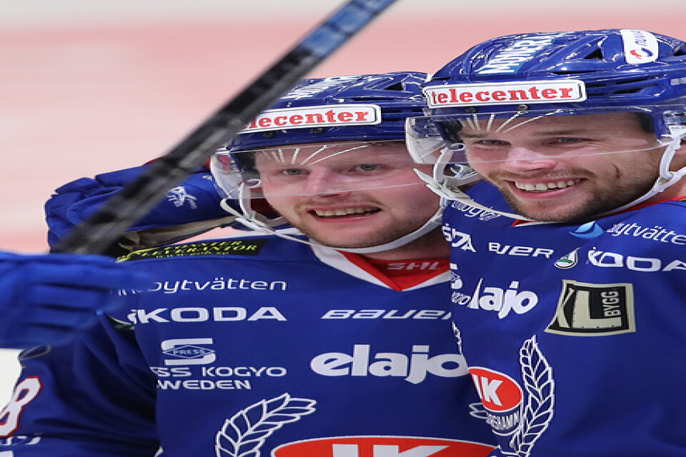 Markus Modigs, höger, kramas om efter ett av sina två mål i Oskarshamns seger mot Leksand.
