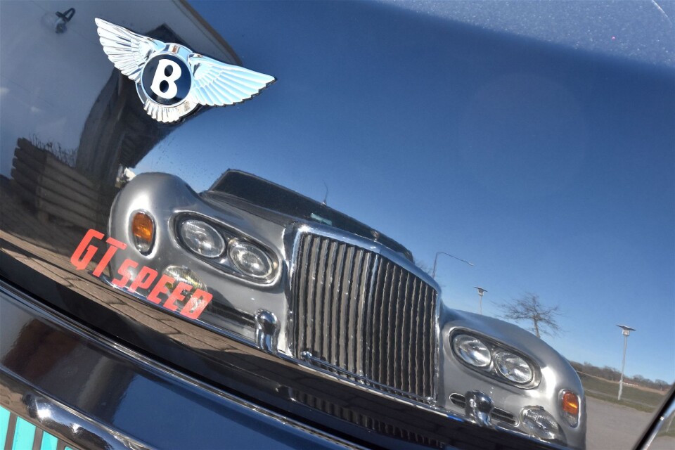 Den äldre generationen speglar sig i den nya. Bentley S1 reflekteras i bakluckan på Bentley Continental GT.