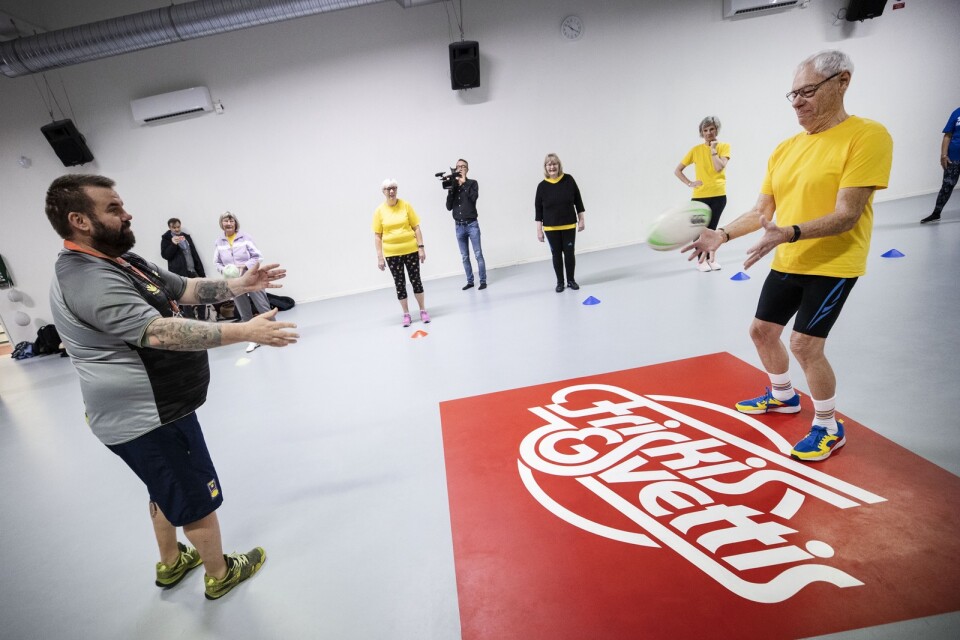 Pingvins Carl Savimaki tränar passning med Bengt Söderling när Senior Sport School testar ”walking rugby”, där man går lugnt och aldrig tacklar.