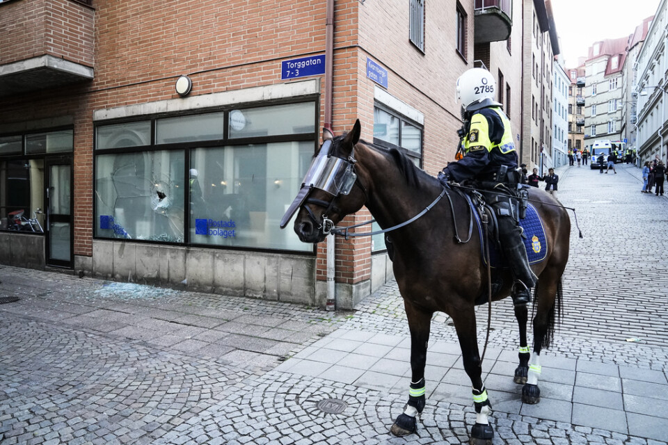 En polishäst har skenat i Stockholm. Polisen och hästen på bilden har inget med texten att göra. Arkivbild.