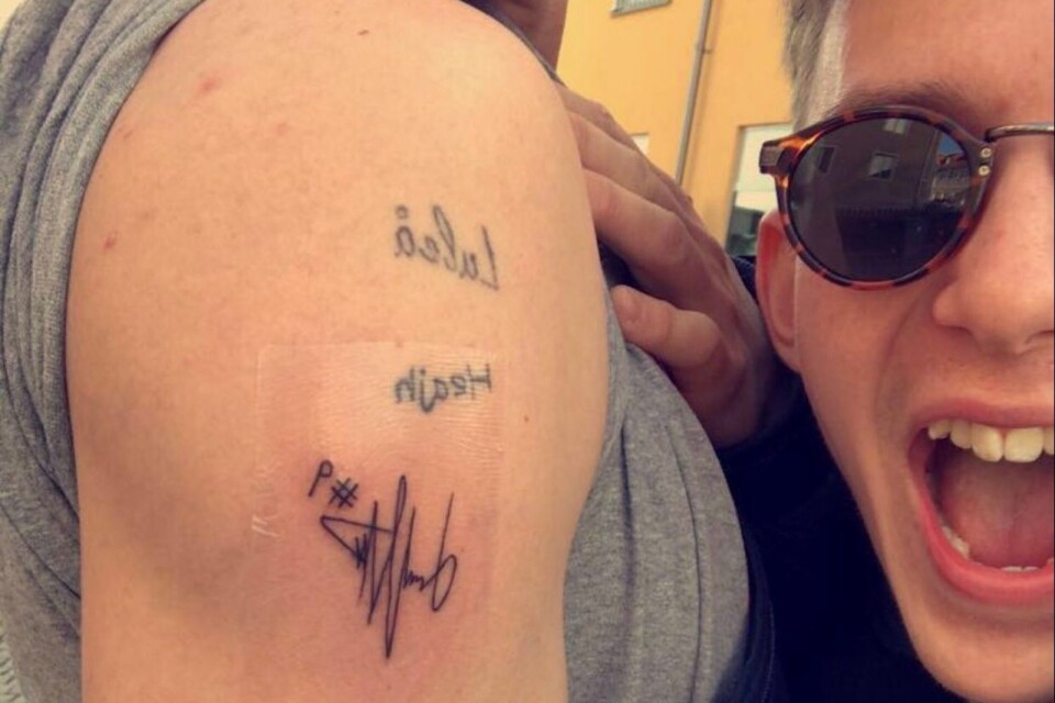 Tim Nyanders autograf sitter numera på Max Johanssons arm.