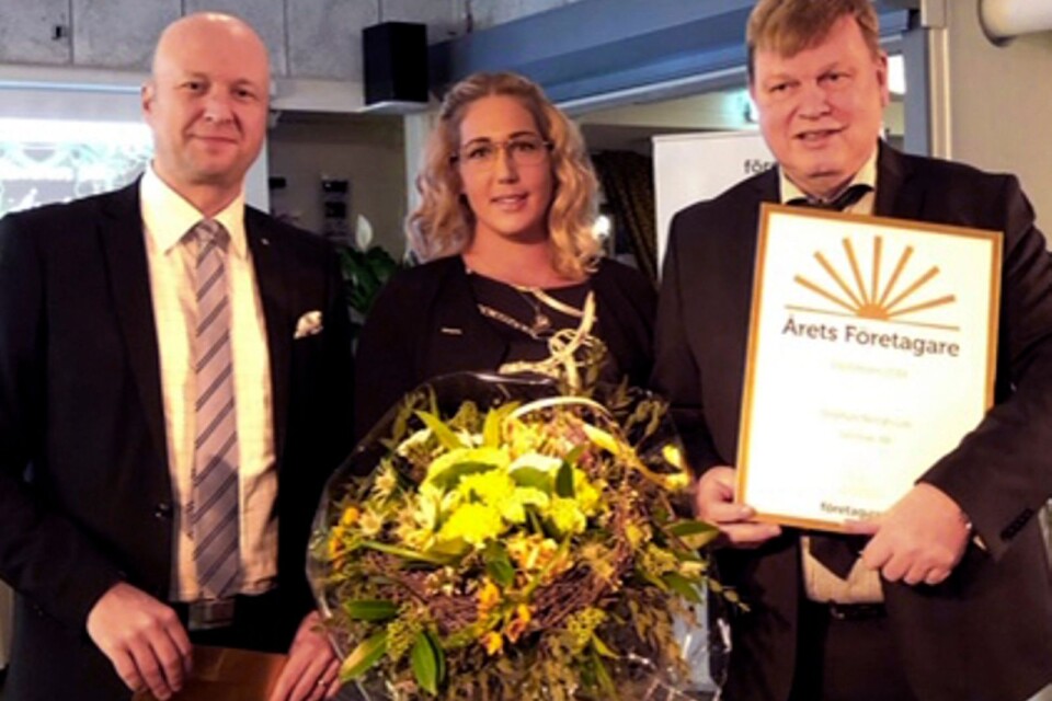 Stephan Bengtsson, vd Safeman fick ta emot priset, Årets företagare som delades ut av Jens Lister, Länsförsäkringar och Emily Palander, ordförande, Företagarna i Olofström.