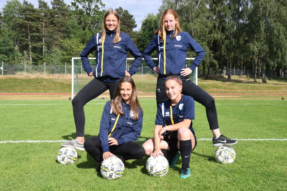 Stående från vänster: Matilda Nivard, 15, och Hannah Löfmark, 15. Sittande från vänster: Tekla Höckert, 15, och Ella Sjöberg, 14.