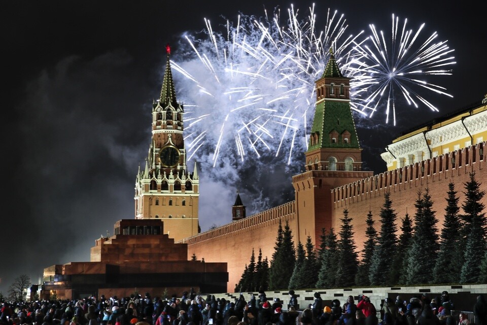 Fyrverkerier ovanför Kreml i Moskva. President Vladimir Putin uppmanar ryssarna att arbeta tillsammans under 2020.