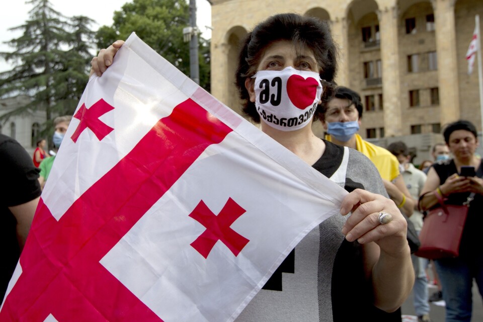 "Jag älskar Georgien", står det på det munskydd som en demonstrant i Tbilisi visar upp. Georgien är ett av de länder som EU nu vill öppna för resor till, efter coronakrisen. Arkivfoto.