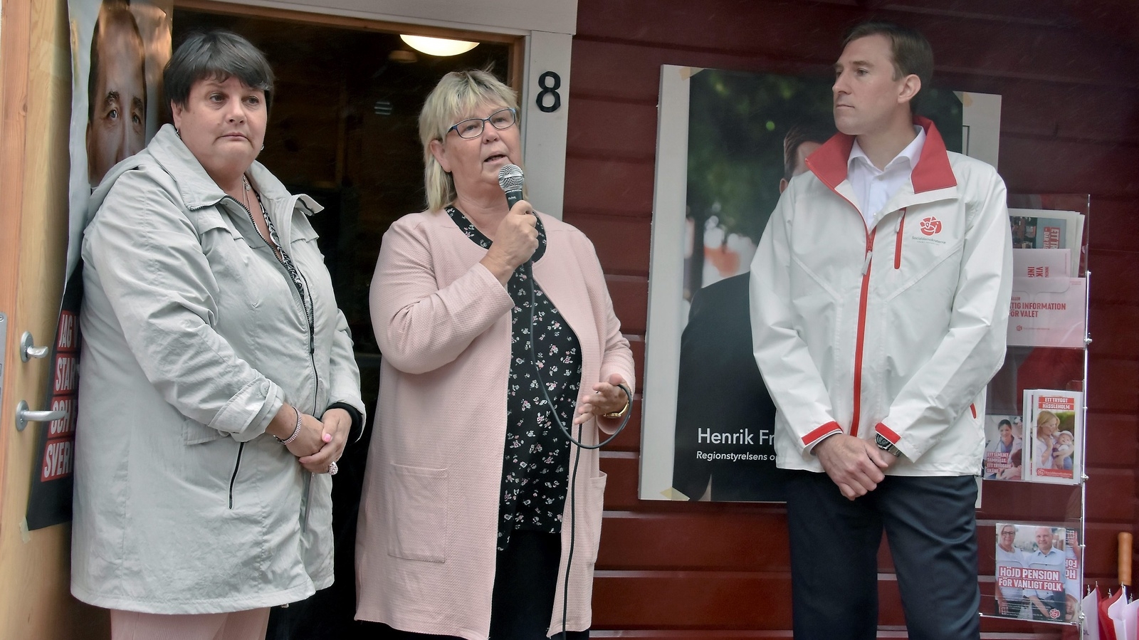 Irene Nilsson, Lena Wallentheim och Henrik Fritzon invigde Socialdemokraternas valstuga. Foto: Helén Fingalsson