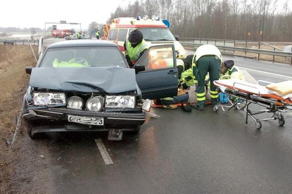 Två bilar kolliderade vid Östra korset på väg 9. Bild: Claes Nyberg