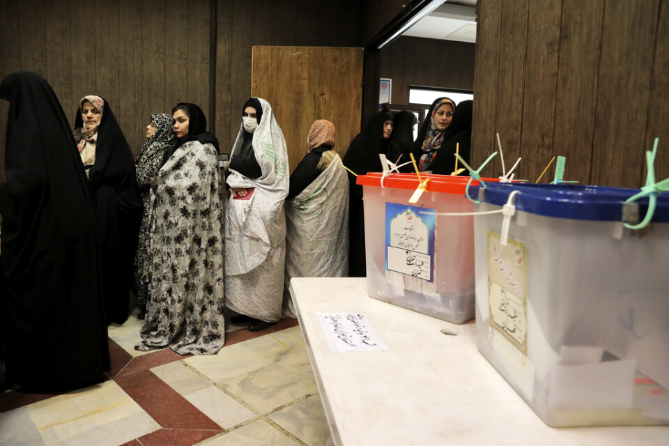 Kvinnor köar för att rösta i Teheran. Bild från den 21 februari.