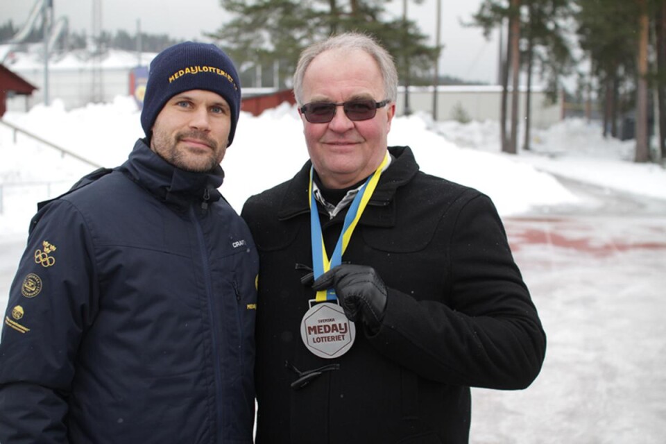 Jan Sjöström från Algutsrum vann 100 000 kronor i Medaljlotteriet. På Ölandsbladets hemsida finns ett filmklipp där ni har möjlighet att se Jans möte med Stefan Holm. Foto: Medaljlotteriet