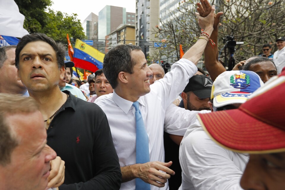 Oppositionsledaren Juan Guaidó hälsar på supportrar i Venezuelas huvudstad Caracas i mars.