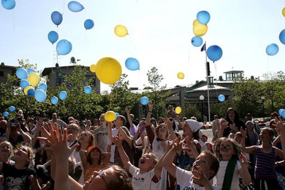 Gula och blå ballonger fyllde himlen vid medborgarplatsen i Tranemo.