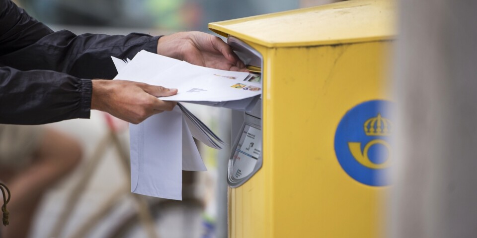 En man misstänker att någon har stulit ett paket från hans brevlåda. Arkivbild.