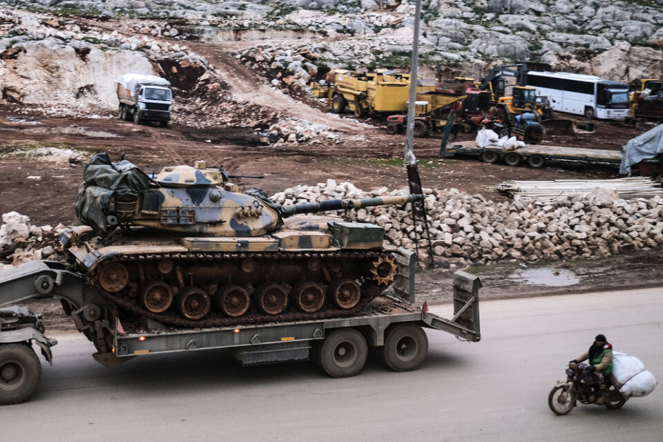 Turkisk militär utrustning körs in i Idlib i norra Syrien. Arkivbild.