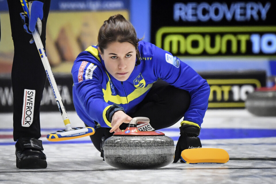 Sveriges lag Anna Hasselborg är klart för final i curling-EM.