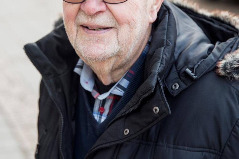 Bennie Karlsson, 74 år, Bollebygd: – Jag hade svårt att hitta en parkering, det tyder väl på att det har infunnit sig lite julstämning. Här på Stora torget med stånden och i affärerna är det ju lite juligt. Foto: Anders Ylander