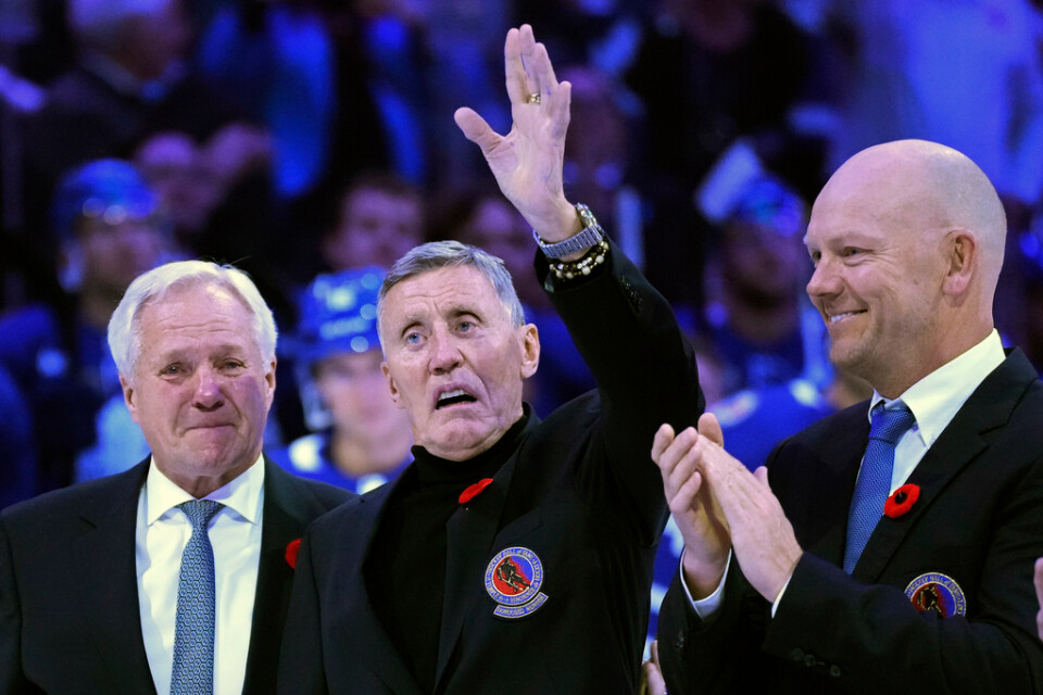 Börje Salming (mitten) tar emot jubel och applåder under en ceremoni i Toronto. Intill honom fanns legendarerna Darryl Sittler och Mats Sundin.