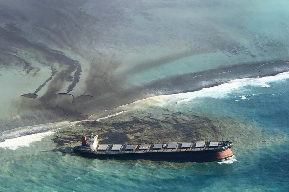Fartyget läcker olja vid Mauritius.
