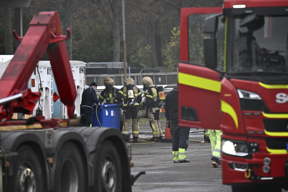Räddningstjänsten på plats vid en gasläcka på industriområdet vid S:t Pauli kyrkogård i Malmö.