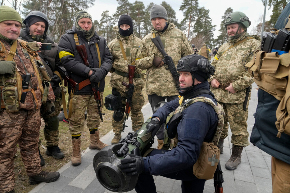 Soldater ur det ukrainska försvaret utbildas för att använda pansarvärnsroboten NLAW utanför Kiev.