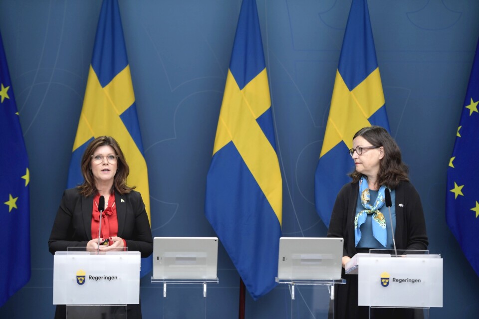 Arbetsmarknadsminister Eva Nordmark (S) och utbildningsminister Anna Ekström (S) vill låta fler arbetslösa läsa in gymnasiet, med ersättning.