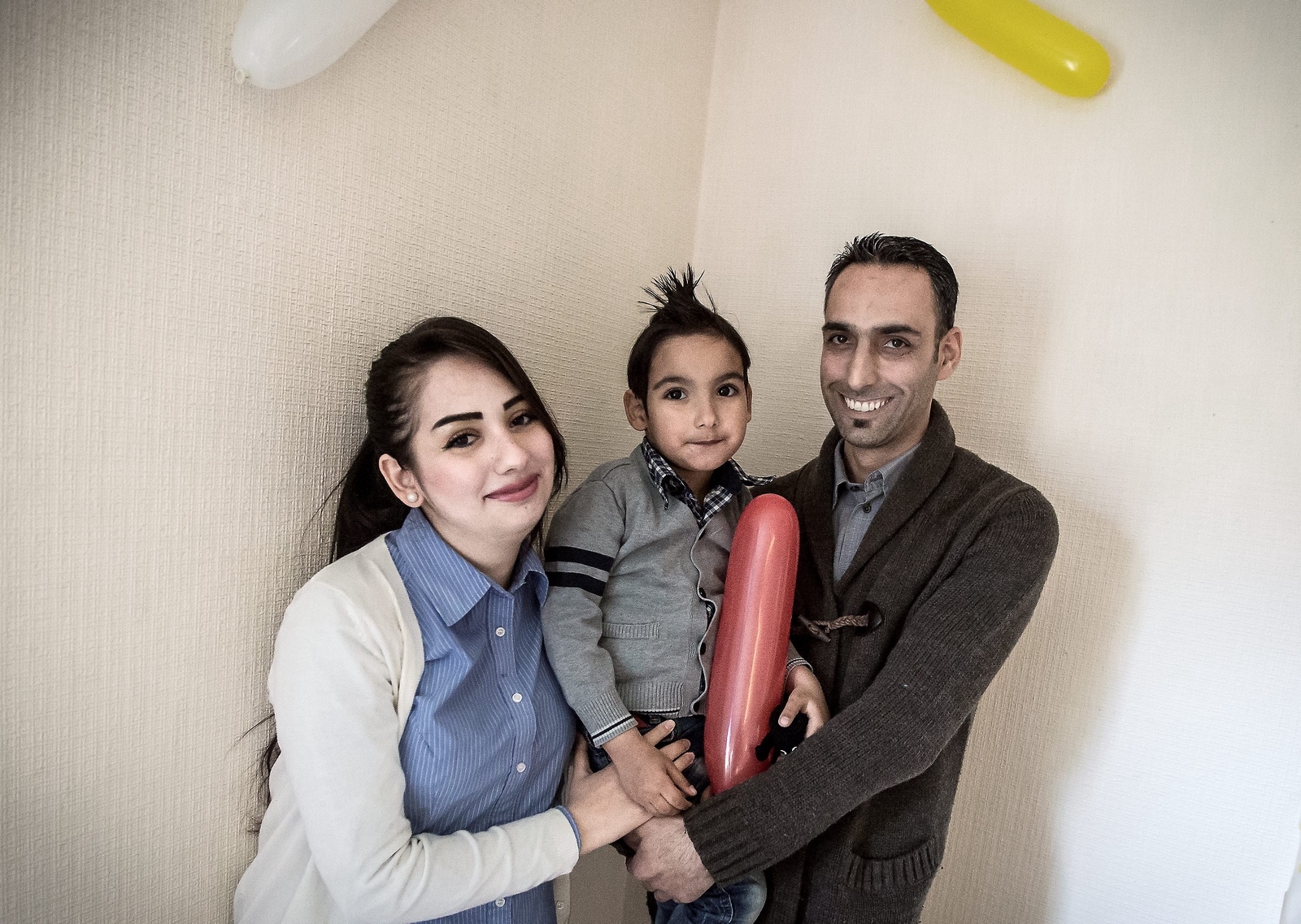 Fatima Turkmany, 24 år, och Khaled Khattab, 36 år, med sonen Walid Khattab, 4 år.
8