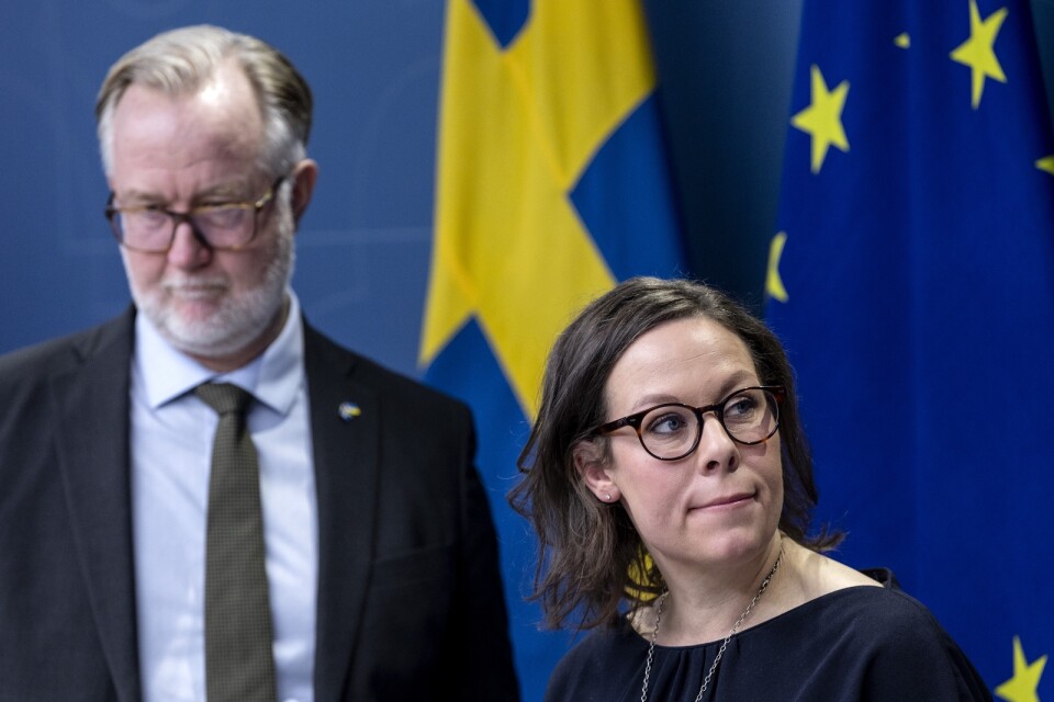 Arbetsmarknadsminister Johan Pehrson (L) och migrationsminister Maria Malmer Stenergard (M) presenterar en nyhet om behovsprövad arbetskraftsinvandring under en pressträff.