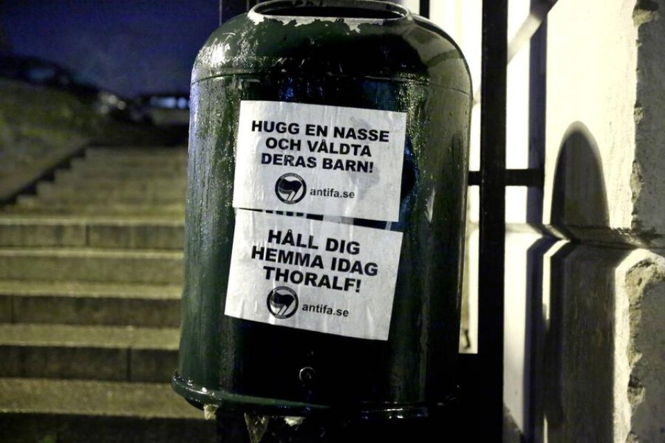- Någon lokal grupp i Kalmar har vi inte och vi skulle aldrig uppmana till sådant som står tryckt på affischerna, skriver AFA Stockholm i ett mail till Barometern. 
Flera affischer satt uppklistrade i närheten av Jordbroporten och den här utanför Vallen i Kalmar.