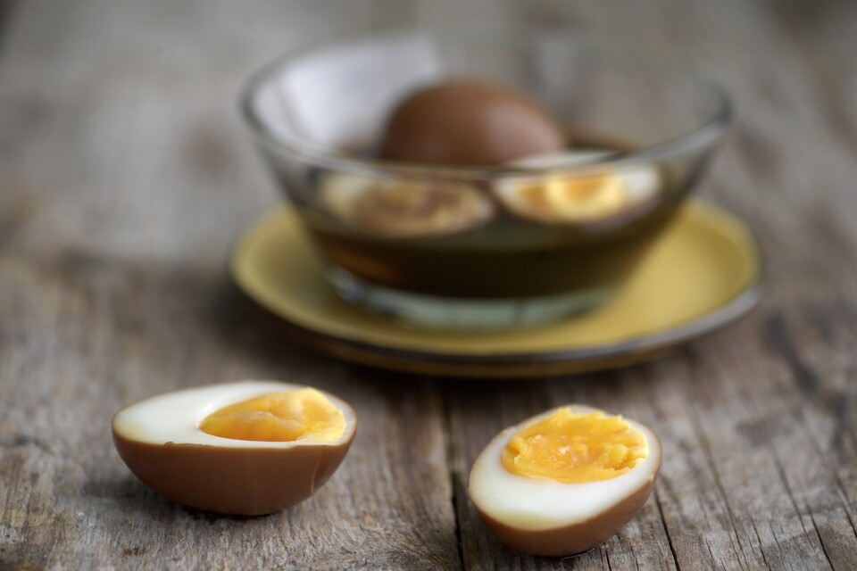 Soja och ägg passar otippat bra ihop. De här äggen får gotta till sig i en sojamarinad.