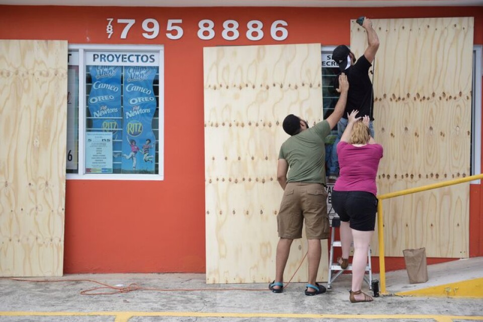 Människor i Puerto Rico bommar igen fönster och dörrar i väntan på den kraftiga orkanen.
