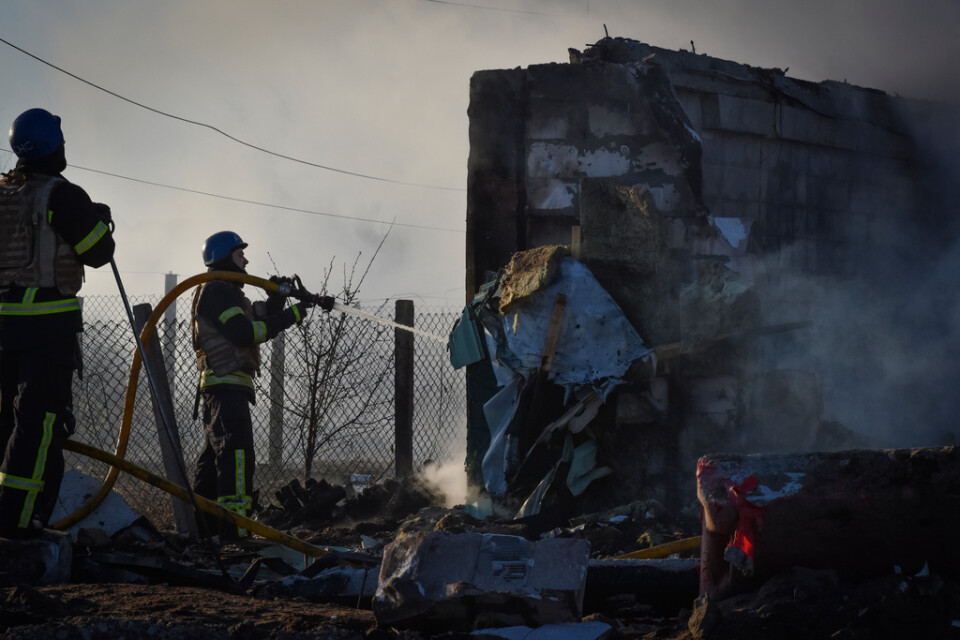 Räddningsarbete efter en tidigare attack mot ett bostadshus i Zaporizjzja i slutet på mars.