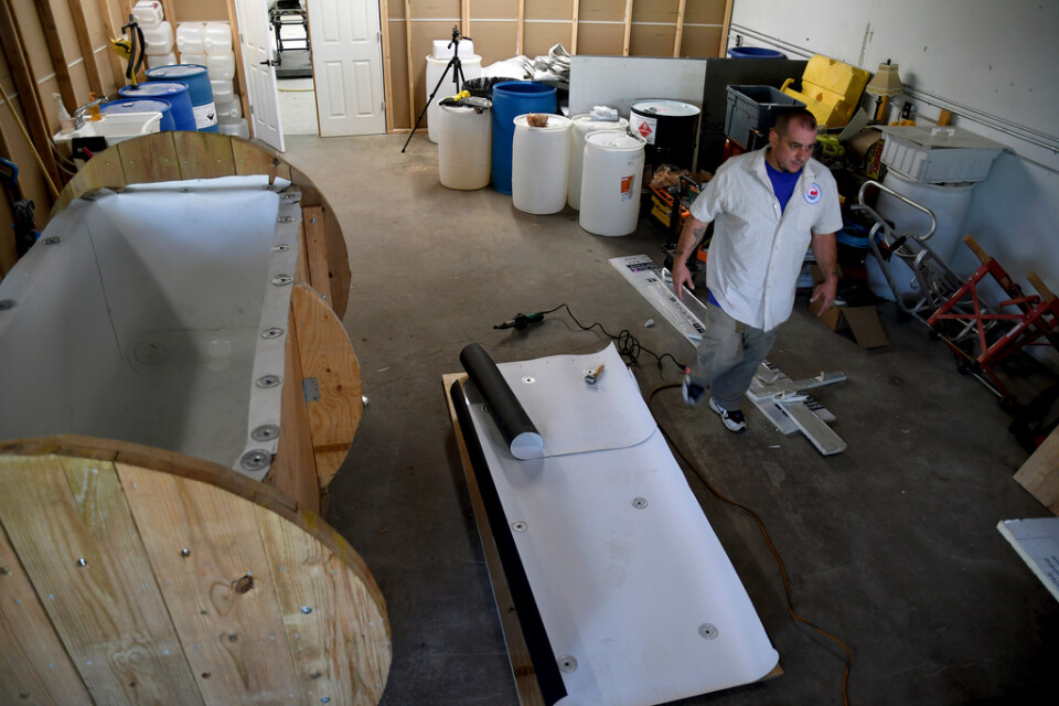 En nästan färdigbyggd kista för naturlig organisk nedbrytning i Colorado i USA, en av de delstater som tillåter metoden. Arkivbild.