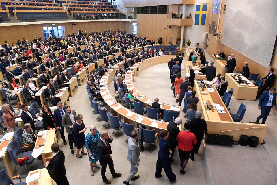 Riksdagen – ett av den svenska demokratins många finrum. Att hota de som väljs till denna församling är att begå våld mot det öppna samhället.